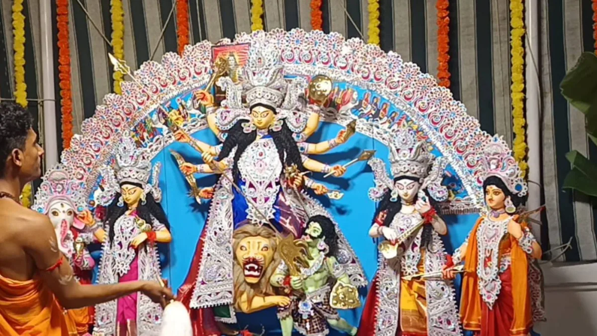 অস্তিত্বের শিকড়, আশ্রয়ের আলো: স্মৃতির চট্টগ্রাম থেকে কলকাতার আমাদের দুর্গাপুজো